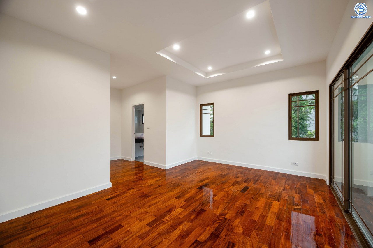 บ้านมือสองตกแต่งใหม่ จากแบรนด์ Sansiri โครงการ เศรษฐสิริ วงแหวน-สุขาภิบาล2 บ้านเดี่ยวหลังมุม เนื้อที่ 70.10 ตร.ว. พื้นที่ใช้สอย 166.20 ตร.ม. ฟังก์ชัน 3 ห้องนอน 3 ห้องน้ำ 1 ห้องแม่บ้าน 2 ที่จอดรถ ติดถนนใหญ่เสรีไทย ใกล้จุดขึ้นทางด่วน "วงแหวน-กาญจนาภิเษก" และ ใกล้รถไฟฟ้าสายสีชมพู "สถานีนพรัตน์"...